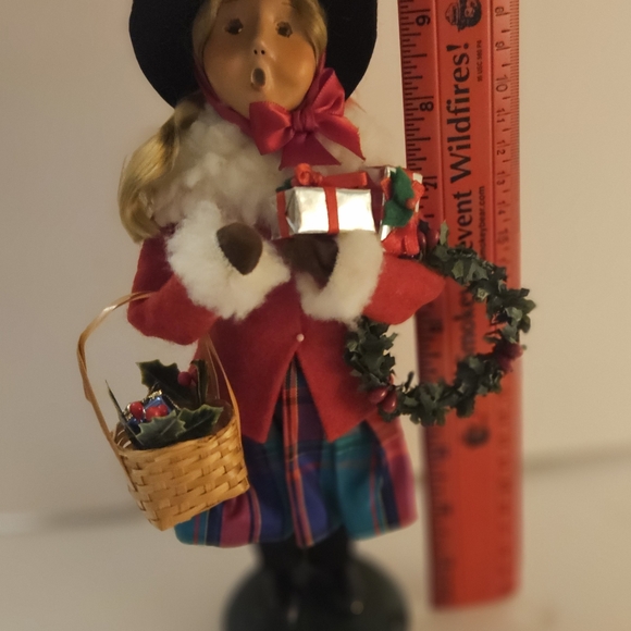 BYERS CHOICE GIRL CAROLER 2003 VICTORIA  25TH ANNIVERSARY  Wreath Present Basket - Picture 10 of 10